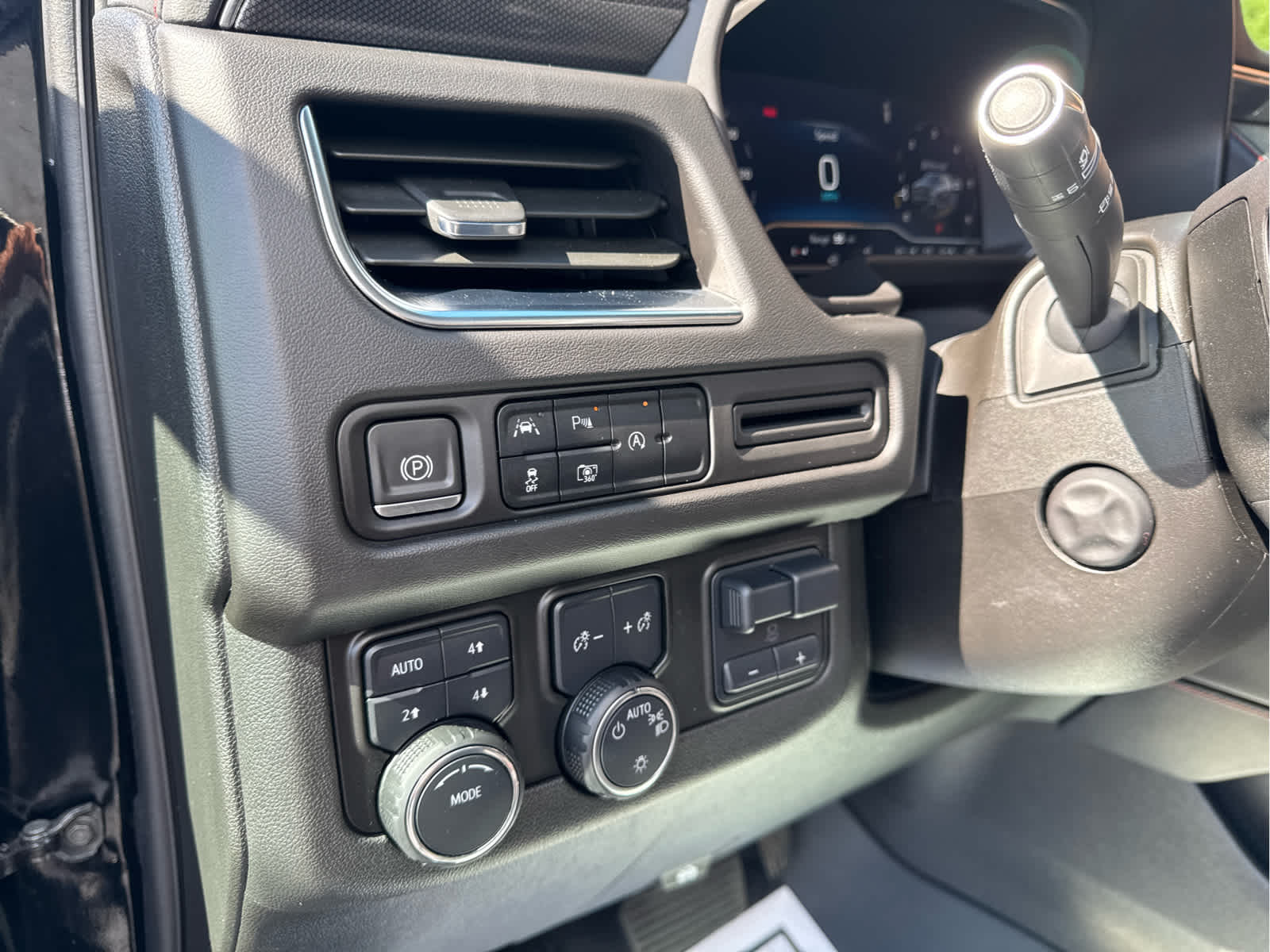 2024 Chevrolet Suburban RST - Photo 18