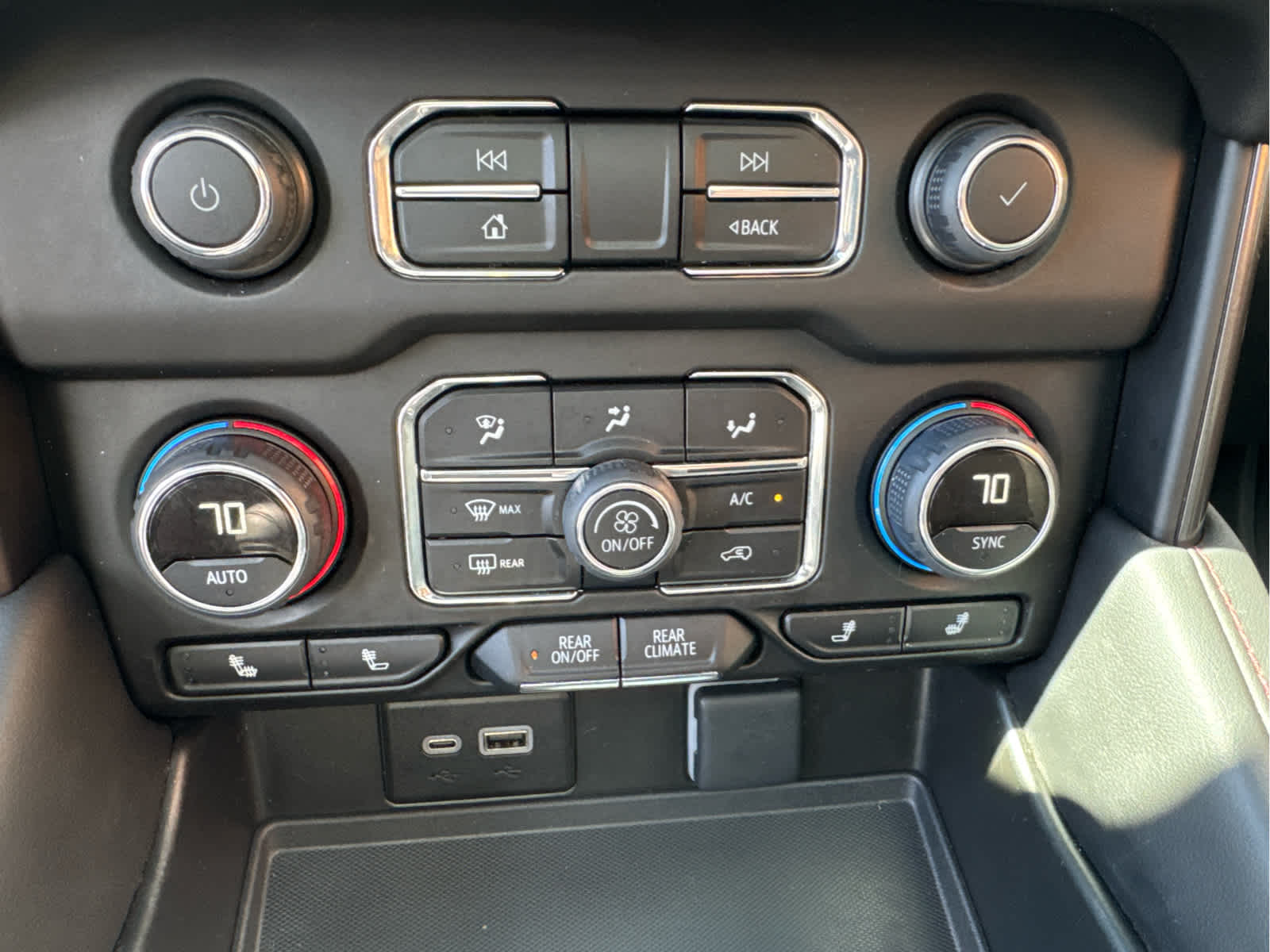 2024 Chevrolet Suburban RST - Photo 21
