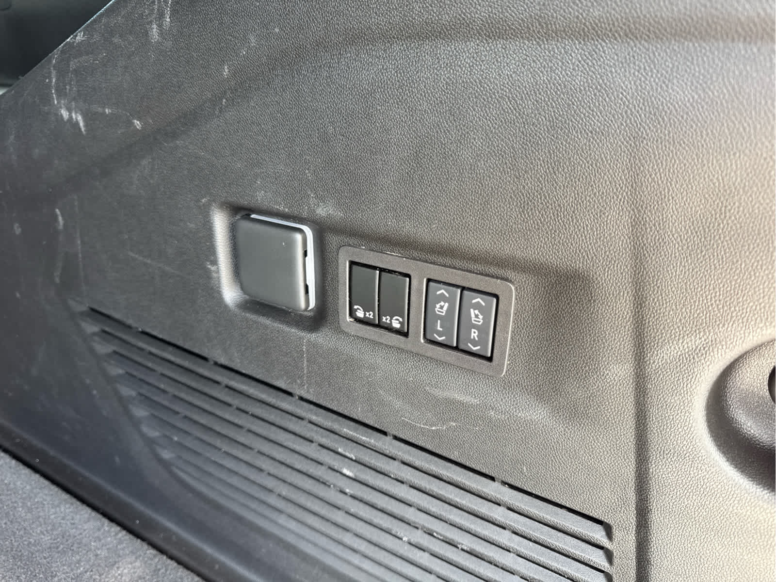 2024 Chevrolet Suburban RST - Photo 41